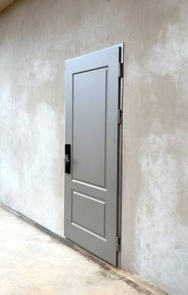 Дверь с биометрическим замком