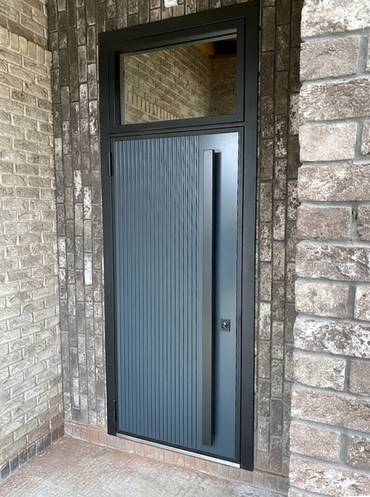 Дверь с бугельной ручкой и фрамугой