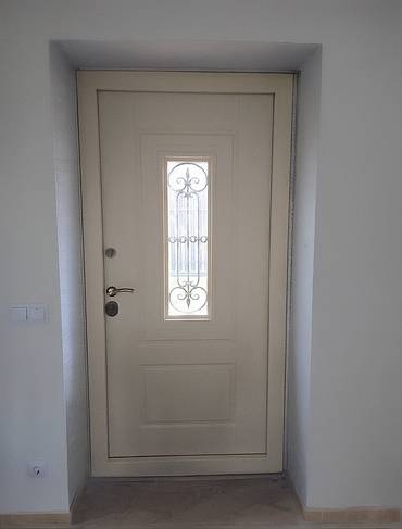 Уличная дверь с ковкой