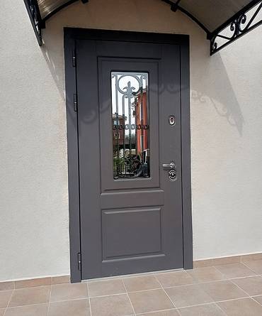 Входная дверь со стеклом